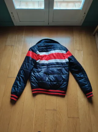 Chaqueta vintage azul y roja.