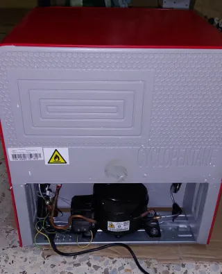 Nevera pequeña roja comfee 43L