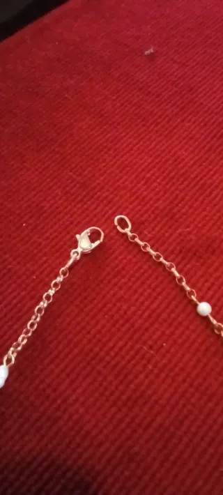 Gargantilla dorada con perlas blancas