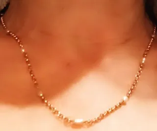 Gargantilla dorada con perlas blancas