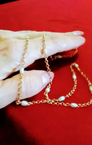 Gargantilla dorada con perlas blancas