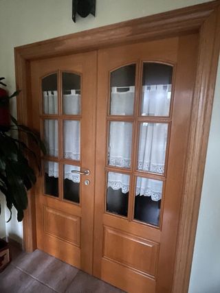 Varias puertas color roble con cristales