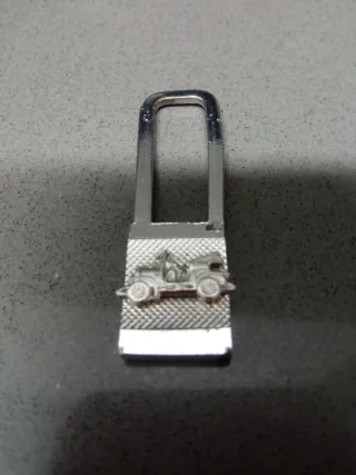 Llavero antiguo de plata con coche