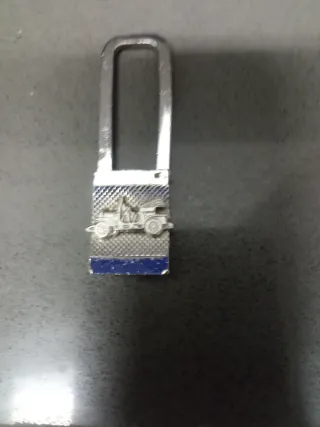 Llavero antiguo de plata con coche