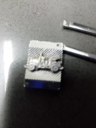 Llavero antiguo de plata con coche