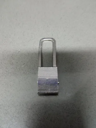 Llavero antiguo de plata con coche