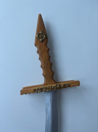 Espada medieval de madera y metal