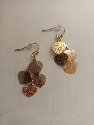 Pendientes dorados con diseño de hojas