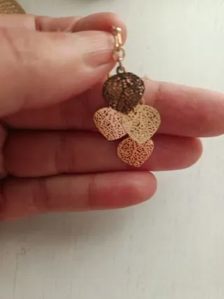 Pendientes dorados con diseño de hojas