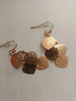 Pendientes dorados con diseño de hojas