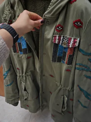 Parka Desigual con cappuccio e imbottitura