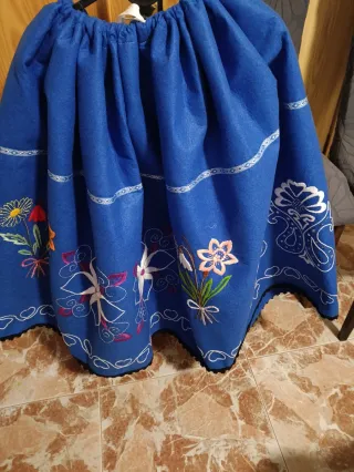 Falda regional bordada azul