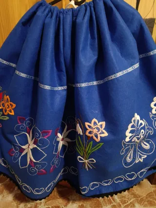 Falda regional bordada azul