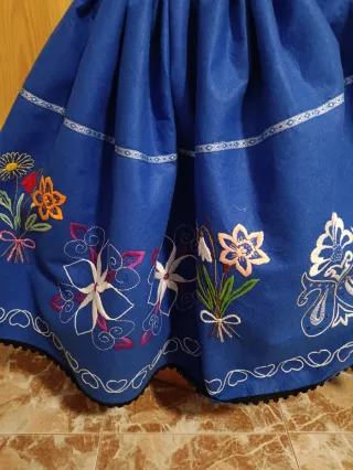 Falda regional bordada azul
