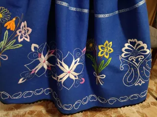 Falda regional bordada azul