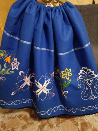 Falda regional bordada azul