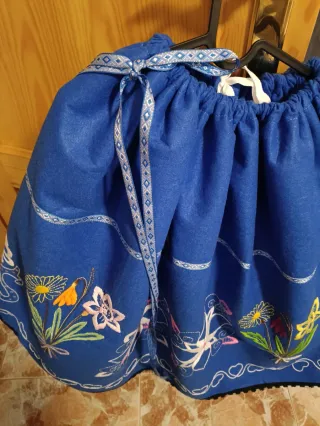 Falda regional bordada azul