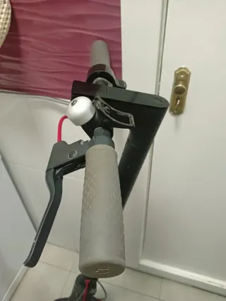 Patinete eléctrico con casco