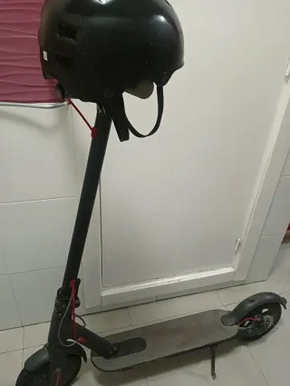 Patinete eléctrico con casco