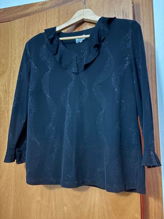 Elegante blusa negra con volantes