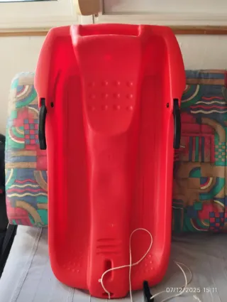 Trineo de plástico rojo