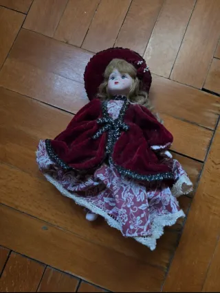 Bambola di porcellana antica