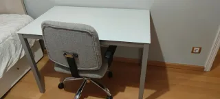 Mesa de cristal y metal plateado.