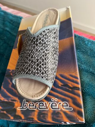 Zapatillas de casa Berevere beige y grises