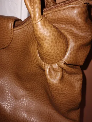 Bolso marrón de piel sintética