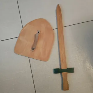 Spada e scudo in legno per bambini