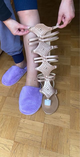 Sandali dorati in stile spartano con borchie