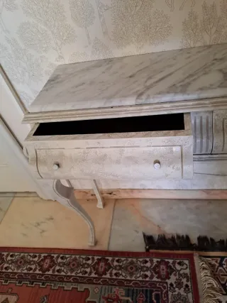 Consola de mármol y madera