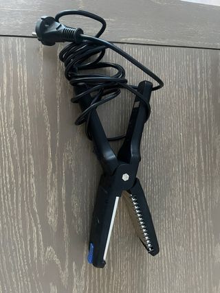 Plancha de pelo negra y azul