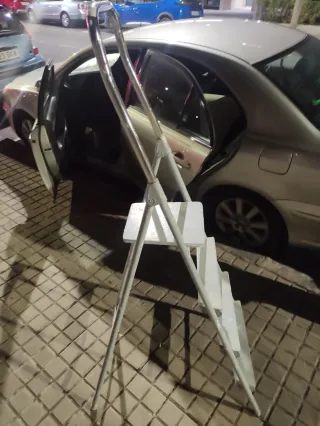 Escalera plegable plateada