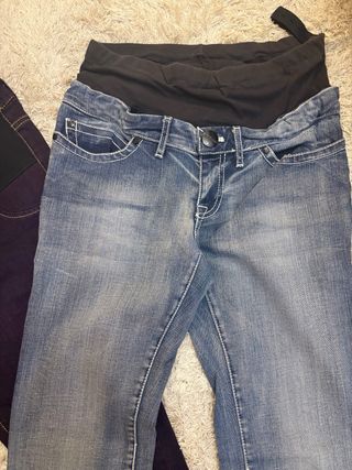 Pantalones premamá morados y vaqueros