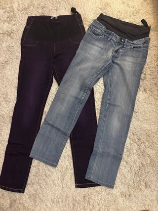 Pantalones premamá morados y vaqueros