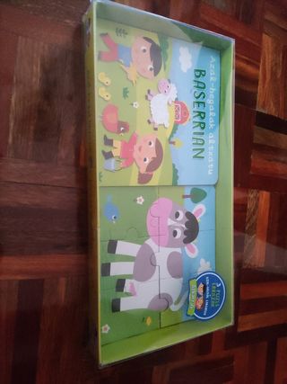 Baserrian azal-hegalak altxatu