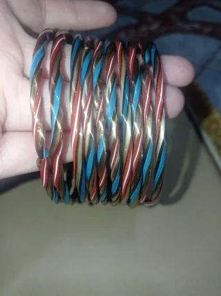 Brazaletes dorados y multicolor