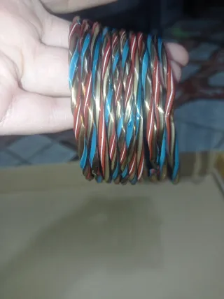 Brazaletes dorados y multicolor