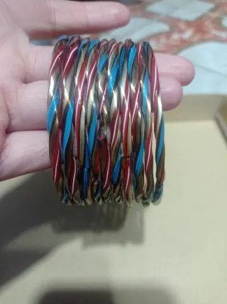 Brazaletes dorados y multicolor