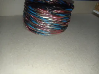 Brazaletes dorados y multicolor