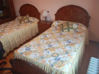 Escritorio clásico de madera con cajones