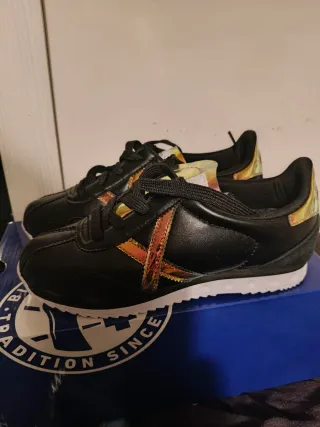 Zapatillas Munich Negras y Doradas