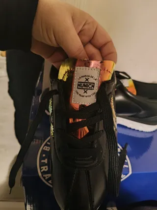 Zapatillas Munich Negras y Doradas