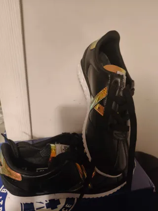 Zapatillas Munich Negras y Doradas