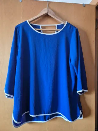 Blusa azul con ribete blanco