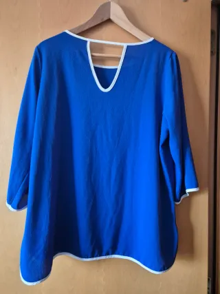 Blusa azul con ribete blanco