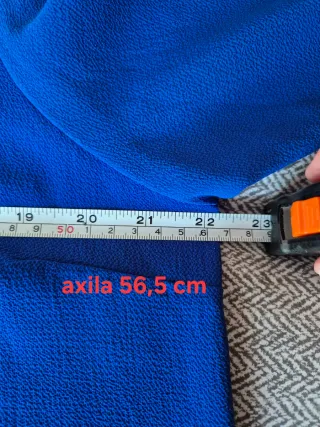 Blusa azul con ribete blanco