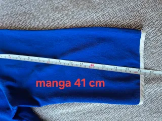 Blusa azul con ribete blanco