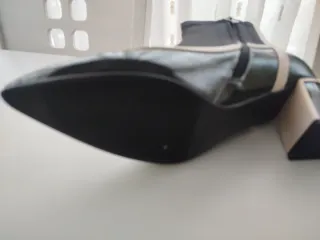 Botín negro y beige nuevo